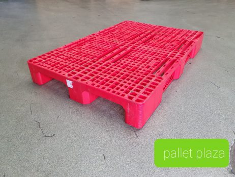 Gebruikte kunststof pallet 1200x800mm 3 runner kleur rood