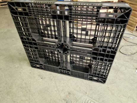 Gebruikte kunststof pallet omloop100x120 zwart staal versterkt - Afbeelding 3