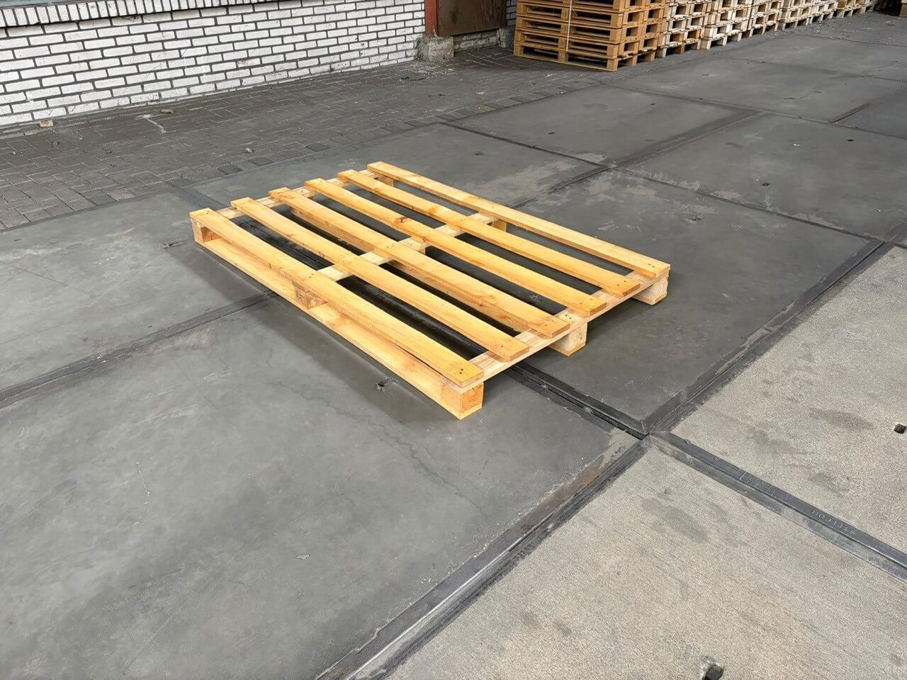 Zonnepanelen pallet 110x180cm foto vanaf een schuin aanzicht