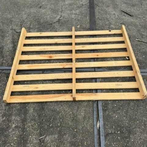 Gebruikte houten pallets 160x120cm foto gemaakt van het onder aanzicht