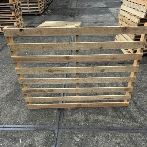 Gebruikte houten pallets 160x120cm foto gemaakt met pallet staand op zijn zij