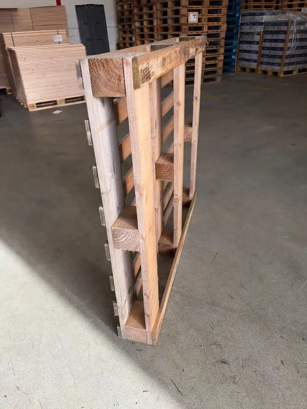 Gebruikte pallets 114x132cm hij staat recht op om de onderkant te laten zien