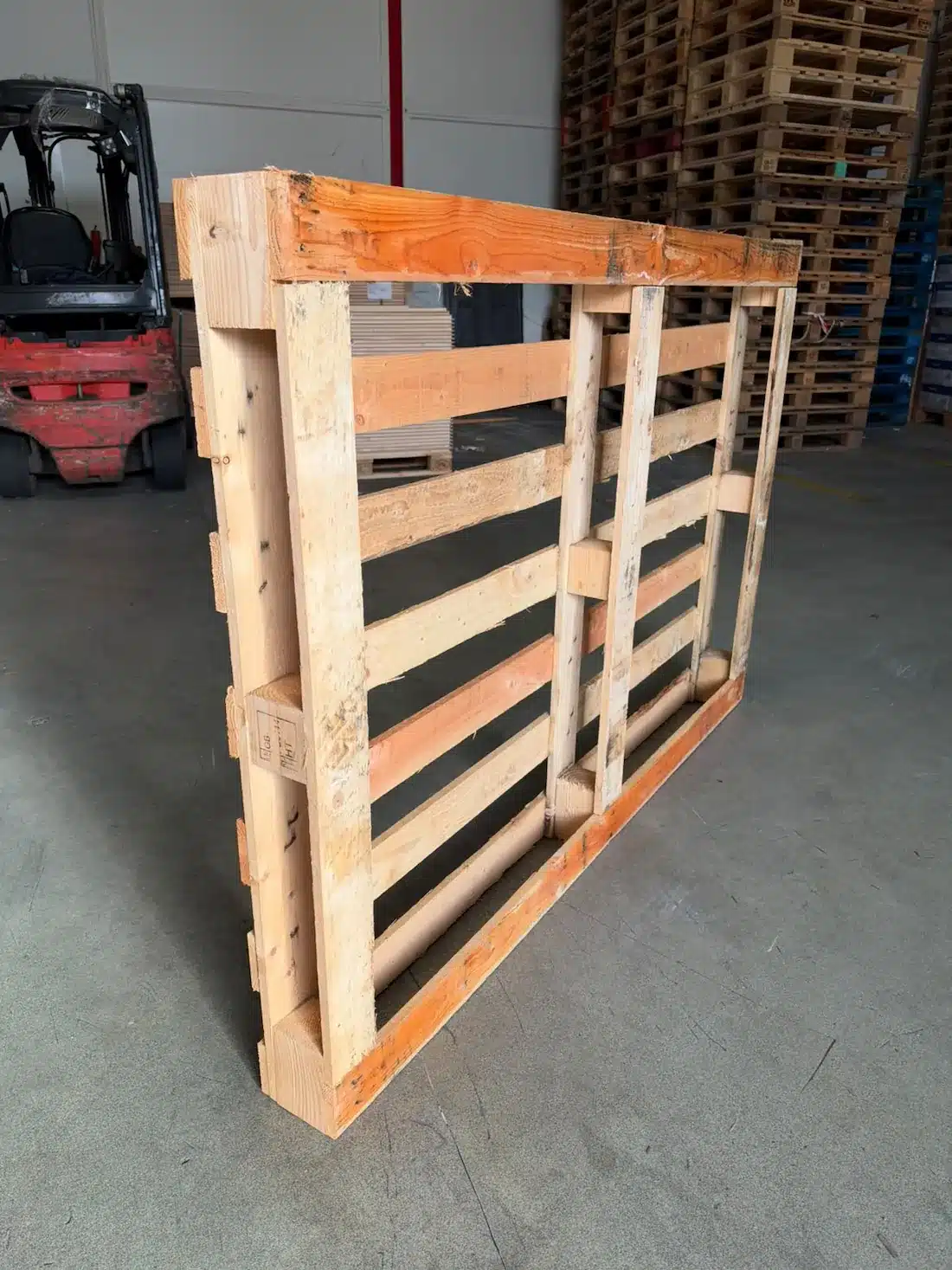 Gebruikte pallets 120x175cm foto van pallet rechtop aanzicht van de onderkant